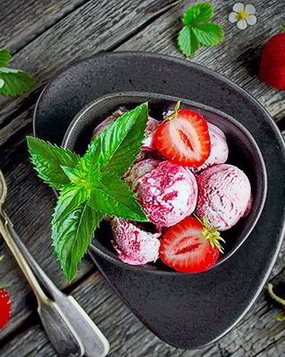 Мороженое из запеченной клубники