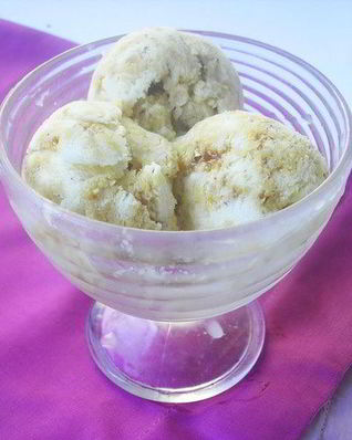 Мороженое на вьетнамском йогурте с грильяжем