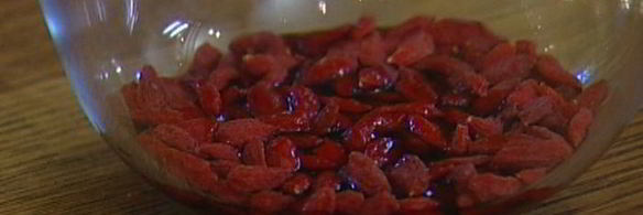 мороженое с инжиром и ягодами годжи