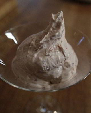 Мороженое с лепестками роз