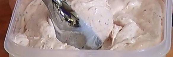 мороженое с лепестками роз