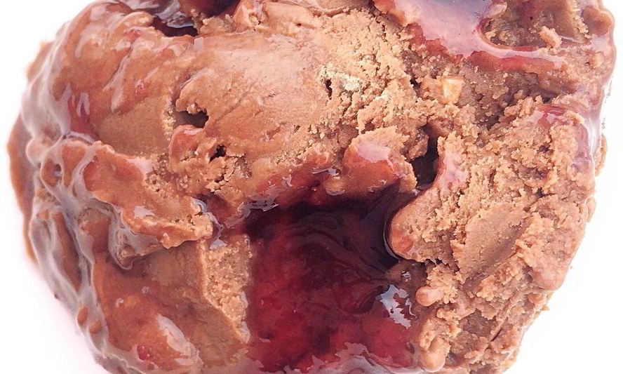 Рецепт мороженого с темным шоколадом, копченой солью и прослойкой виноградного желе