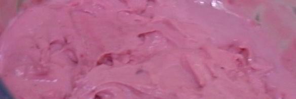 творожно-малиновое мороженое