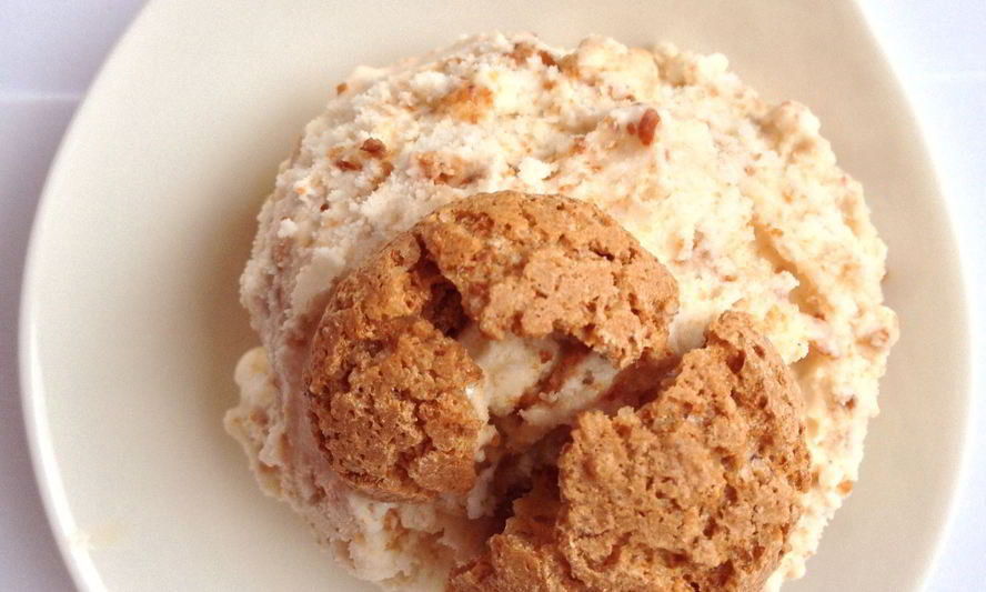 Рецепт взбитого сливочного мороженого с миндальной крошкой