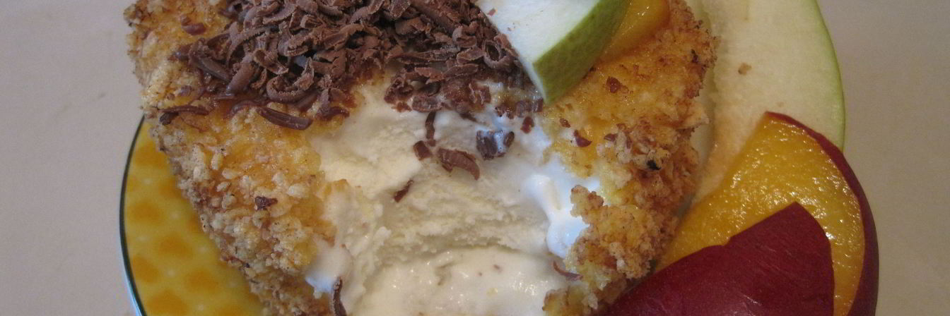 Жареное мороженое с шоколадом, грушей и персиком