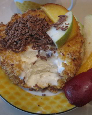 Жареное мороженое с шоколадом, грушей и персиком