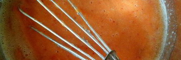 персиковый мусс-желе с виноградом и лепестками миндаля