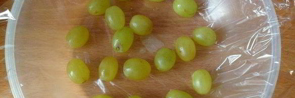 персиковый мусс-желе с виноградом и лепестками миндаля