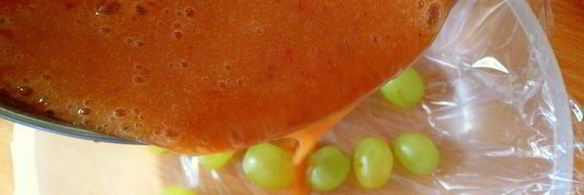 персиковый мусс-желе с виноградом и лепестками миндаля