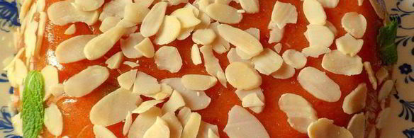 персиковый мусс-желе с виноградом и лепестками миндаля