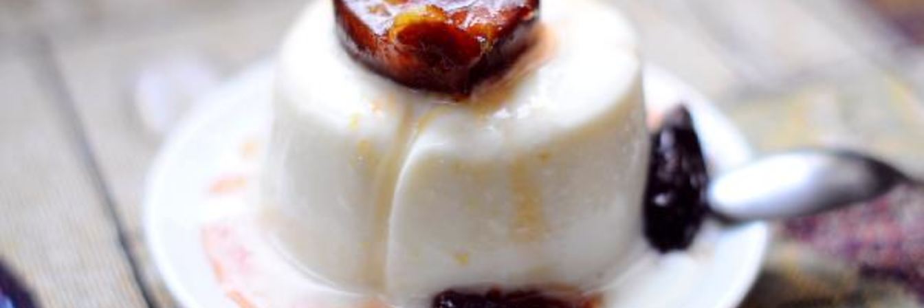 Панна котта со сливовым соусом