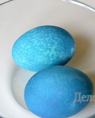 Красим пасхальные яйца в синий цвет в соке краснокочанной капусты