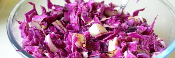 красим пасхальные яйца в синий цвет в соке краснокочанной капусты