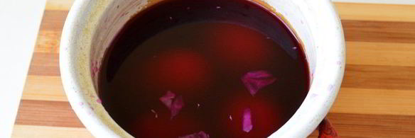 красим пасхальные яйца в синий цвет в соке краснокочанной капусты