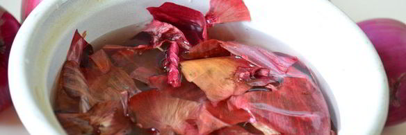 красим пасхальные яйца в цвет охра в луковой шелухе