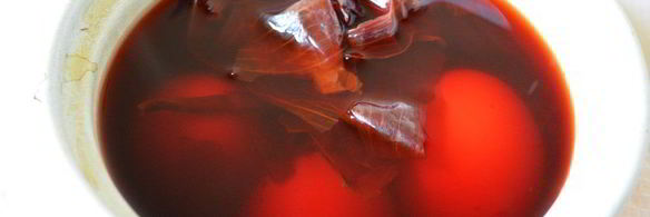 красим пасхальные яйца в цвет охра в луковой шелухе