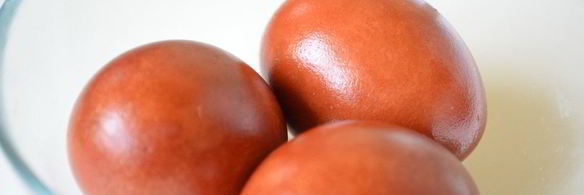 красим пасхальные яйца в цвет охра в луковой шелухе