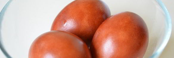 красим пасхальные яйца в цвет охра в луковой шелухе