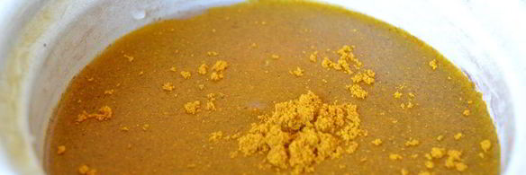 красим пасхальные яйца в желтый цвет куркумой