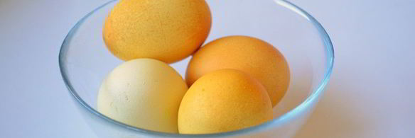 красим пасхальные яйца в желтый цвет куркумой