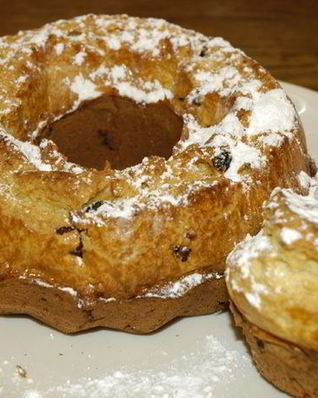 Кулич с вишней и клюквой