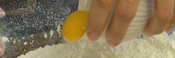 кулич с вишней и клюквой