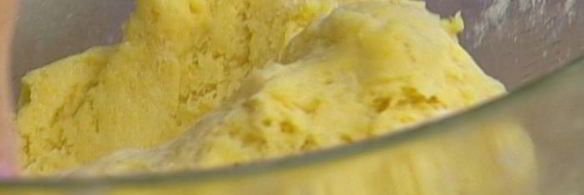 кулич с вишней и клюквой