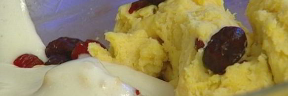 кулич с вишней и клюквой