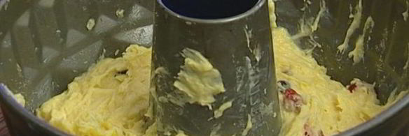 кулич с вишней и клюквой