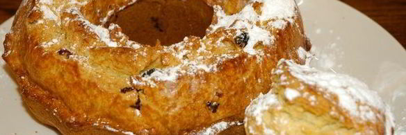 кулич с вишней и клюквой