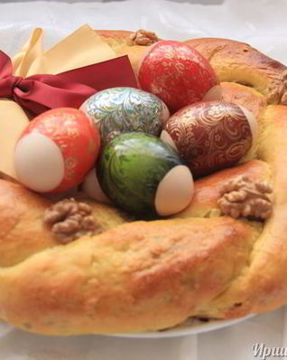 Пасхальный венок с курагой и орехами