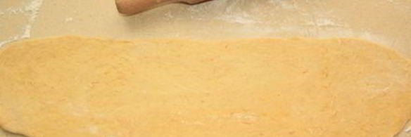 пасхальный венок с курагой и орехами