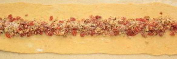 пасхальный венок с курагой и орехами