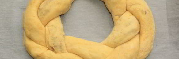 пасхальный венок с курагой и орехами