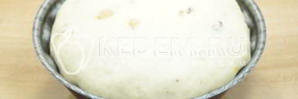 вкусный пасхальный кулич с изюмом