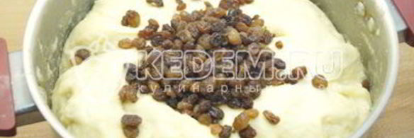 вкусный пасхальный кулич с изюмом