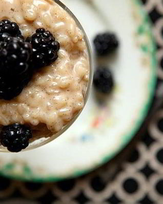 Рисовый пудинг с ежевикой