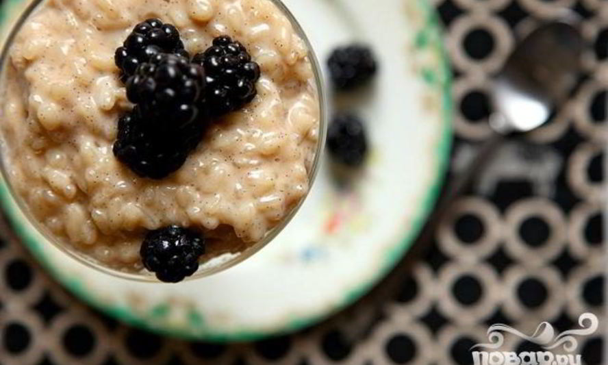 Рецепт рисового пудинга с ежевикой