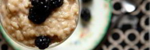 рисовый пудинг с ежевикой