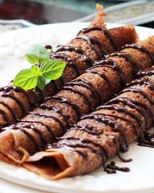 Шоколадные французские крепы с брусничным соусом