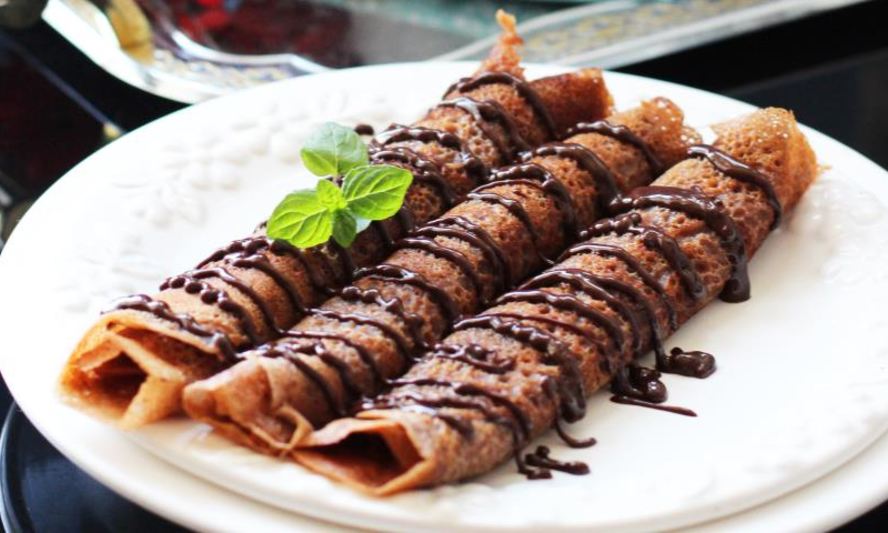 Рецепт шоколадных французских крепов с брусничным соусом