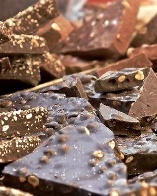 Шоколадные плитки с цветами лаванды и миндалем