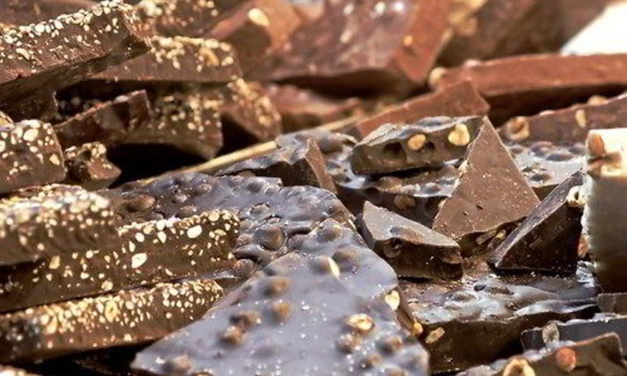 Рецепт шоколадных плиток с цветами лаванды и миндалем