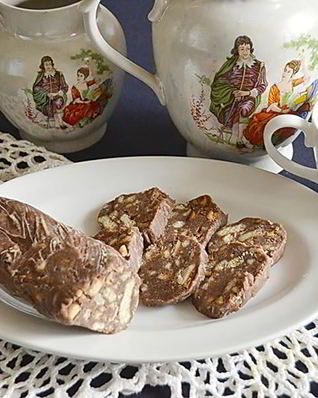 Сладкая колбаска из печенья и какао