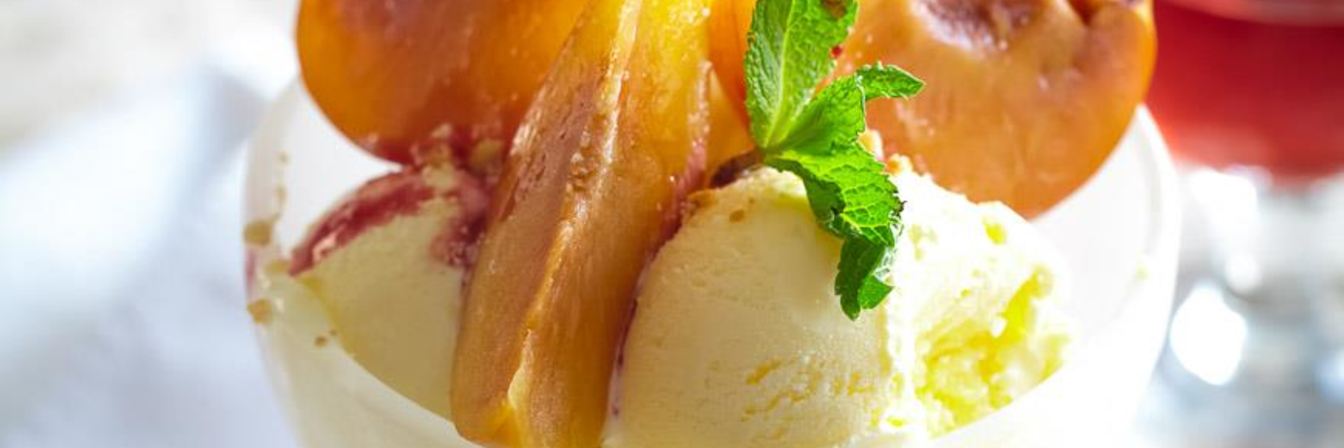 Сливовый крамбл с мороженым