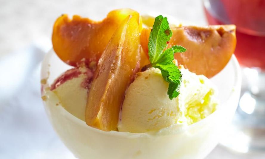 Рецепт сливового крамбла с мороженым