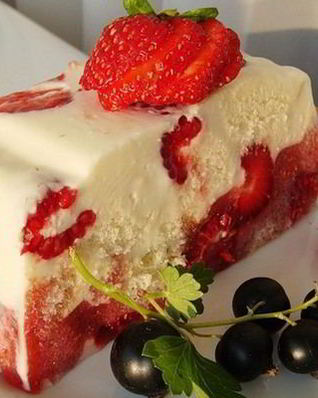 Сметанный десерт-желе с ягодами