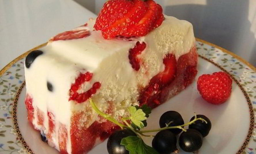 Рецепт сметанного десерта-желе с ягодами