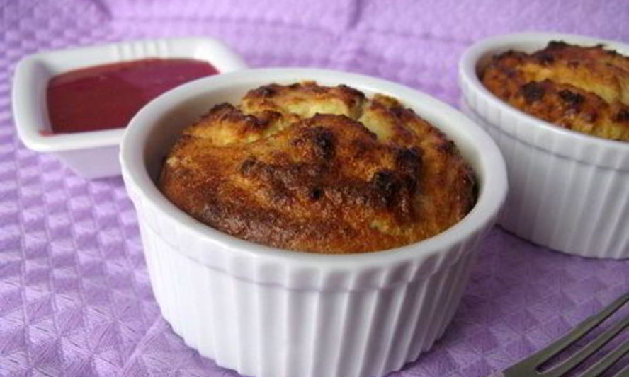 Рецепт творожного суфле с бананами и клубничным соусом