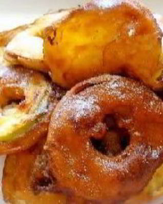 Яблоки в кляре со сливочным соусом